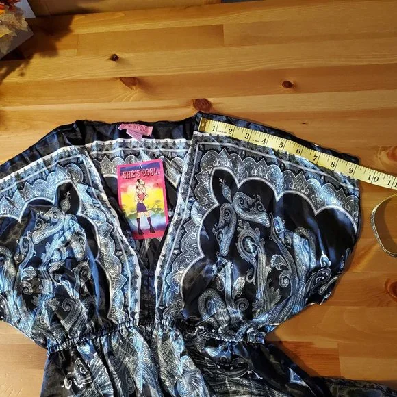 She's Cool - V-Neck Paisley Print Short Dolman Sleeve Blouse - Black - Picture 5 of 6